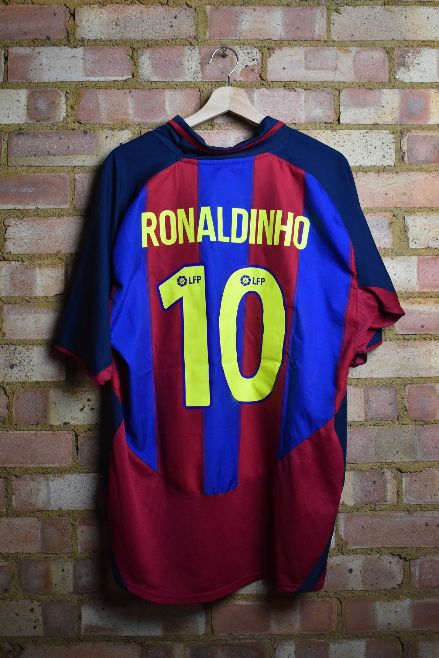 2003/04 Barcelona home shirt *RONALDINHO #22 - L
