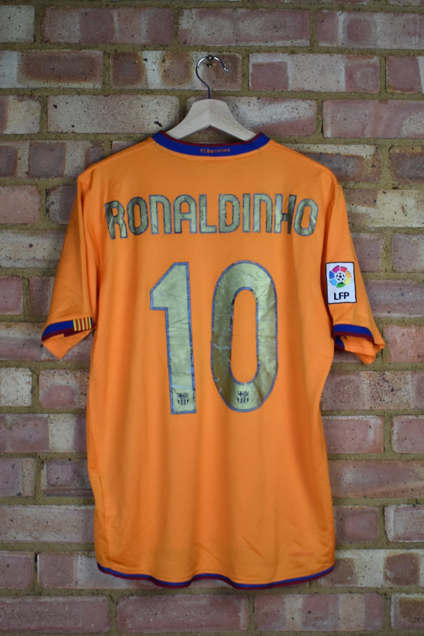 2006/07 Barcelona away shirt #10 RONALDINHO - M