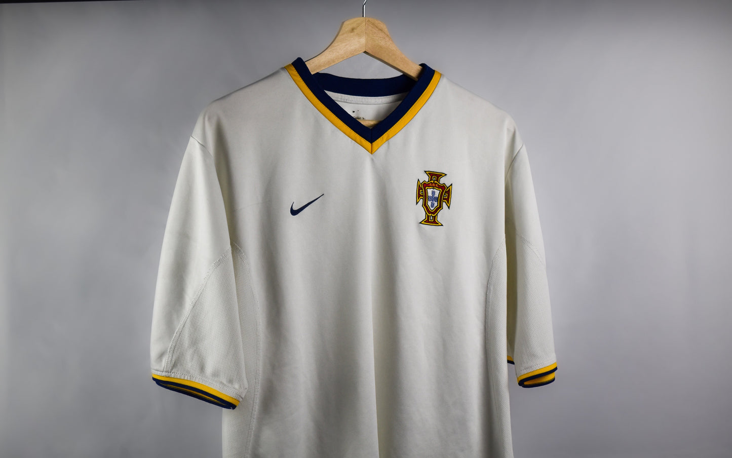 2000/02 Portugal away shirt-L